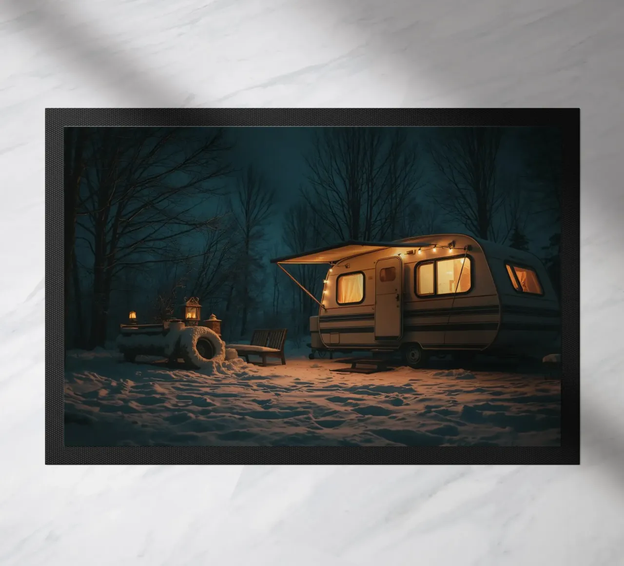 Accogliente notte d'inverno in un camper nei boschi innevati, con un caldo zerbino da DesignDoodle