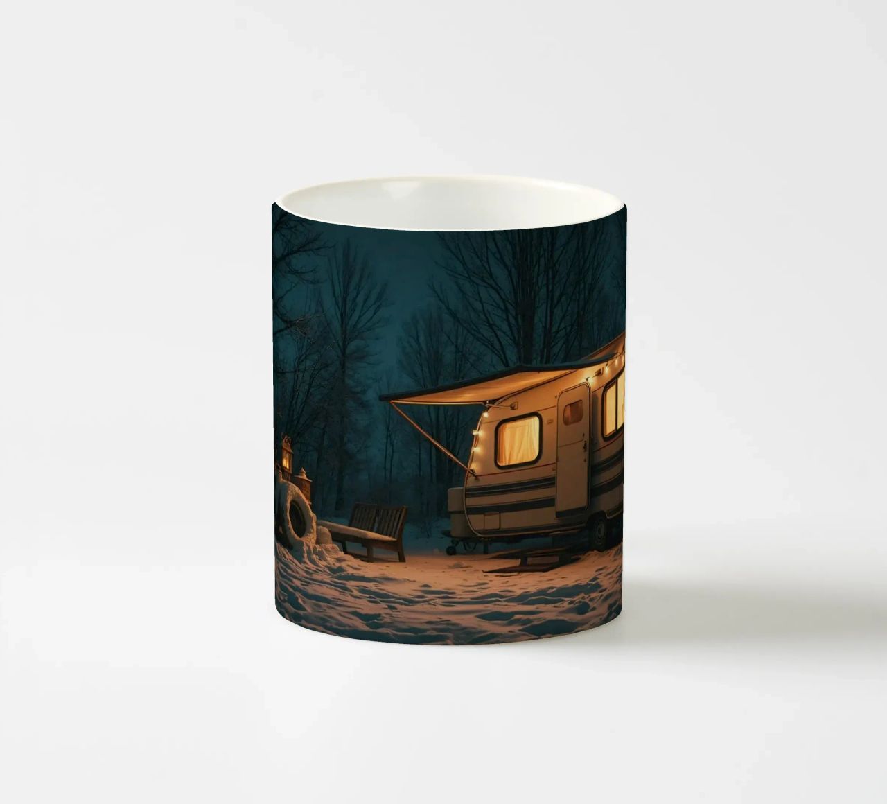 Accogliente notte d'inverno in un camper nei boschi innevati, con un caldo tazza in ceramica da DesignDoodle