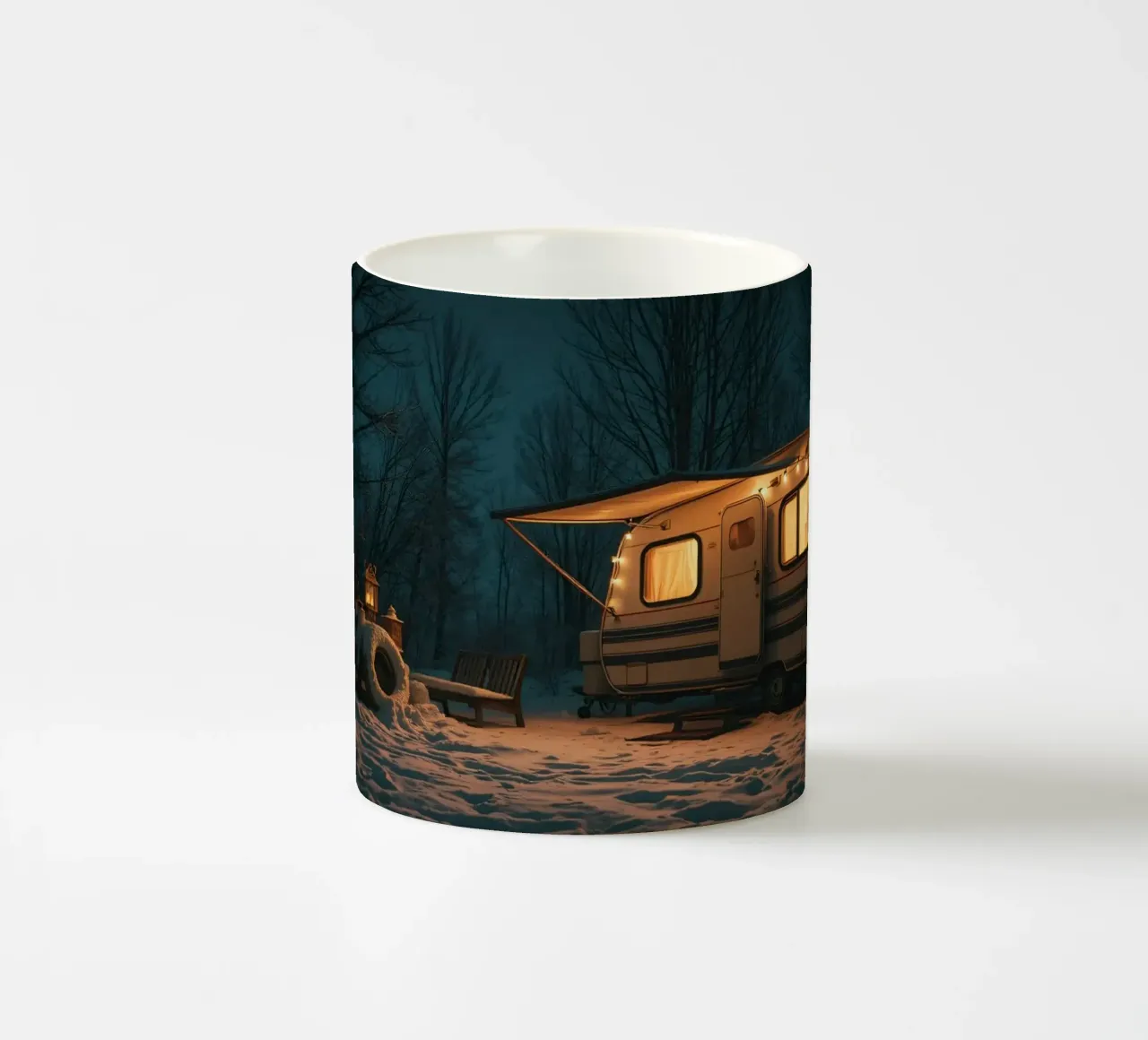 Gemütliche Winternacht in einem Wohnmobil im verschneiten Wald mit warmen Keramik Tasse von DesignDoodle