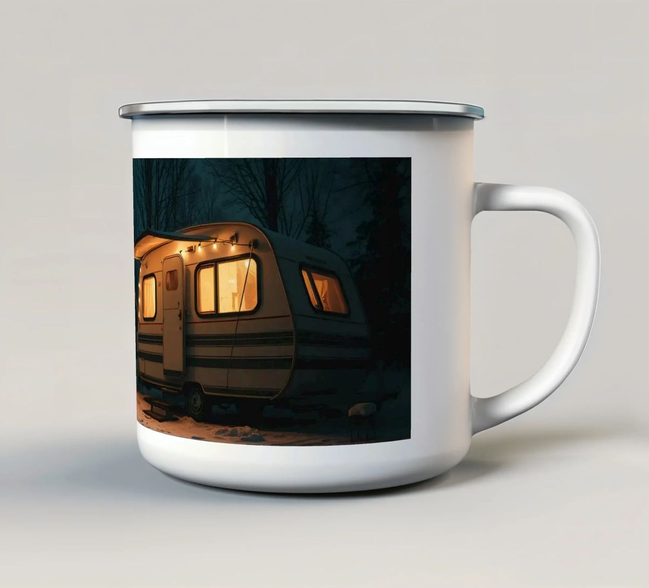 Accogliente notte d'inverno in un camper nei boschi innevati, con un caldo tazza in smalto da DesignDoodle