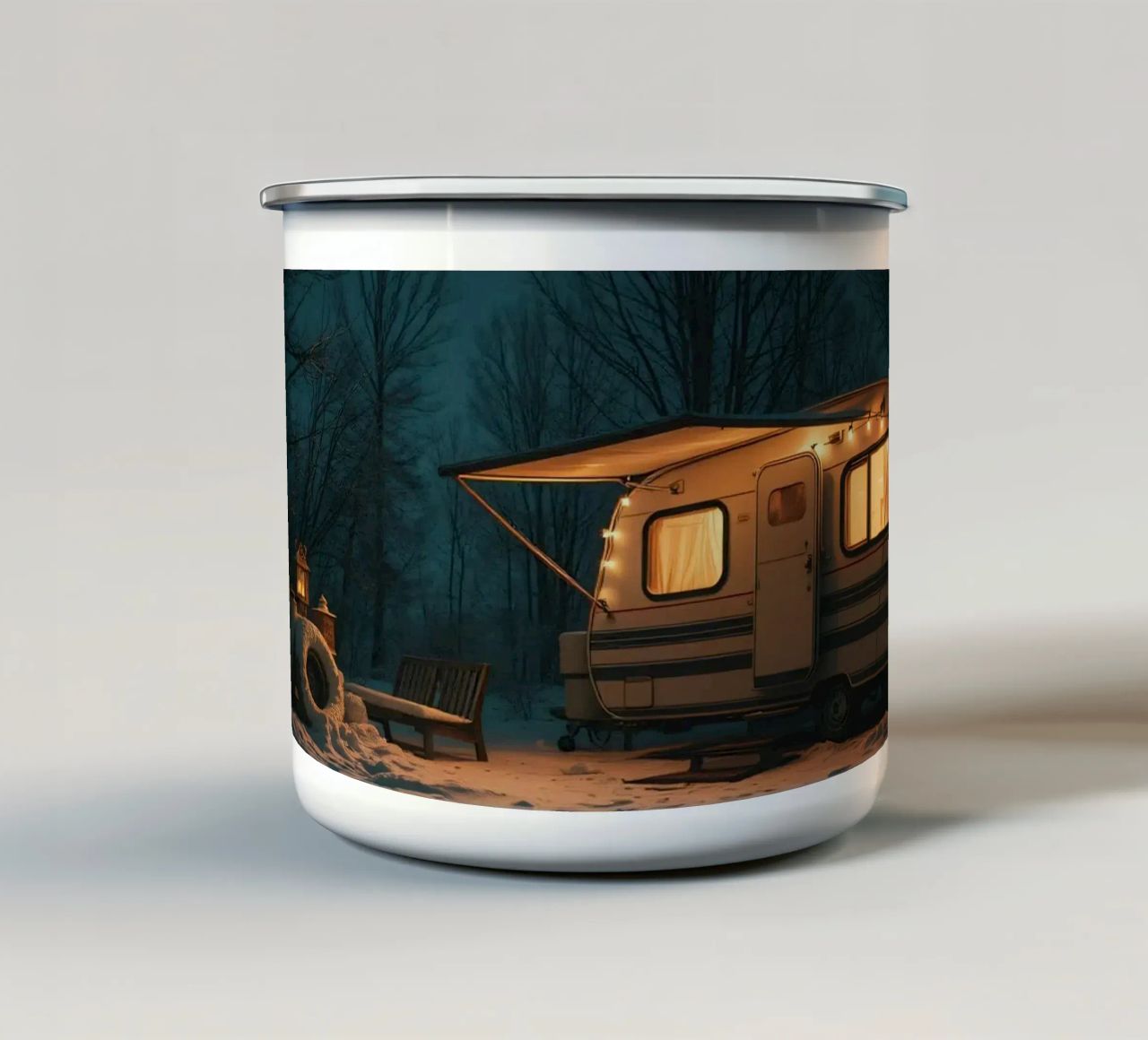 Accogliente notte d'inverno in un camper nei boschi innevati, con un caldo tazza in smalto da DesignDoodle