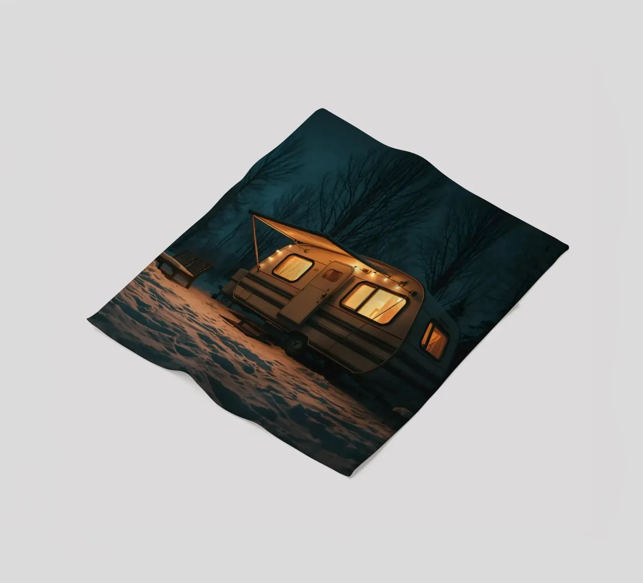 Accogliente notte d'inverno in un camper nei boschi innevati, con un caldo coperta in pile da DesignDoodle