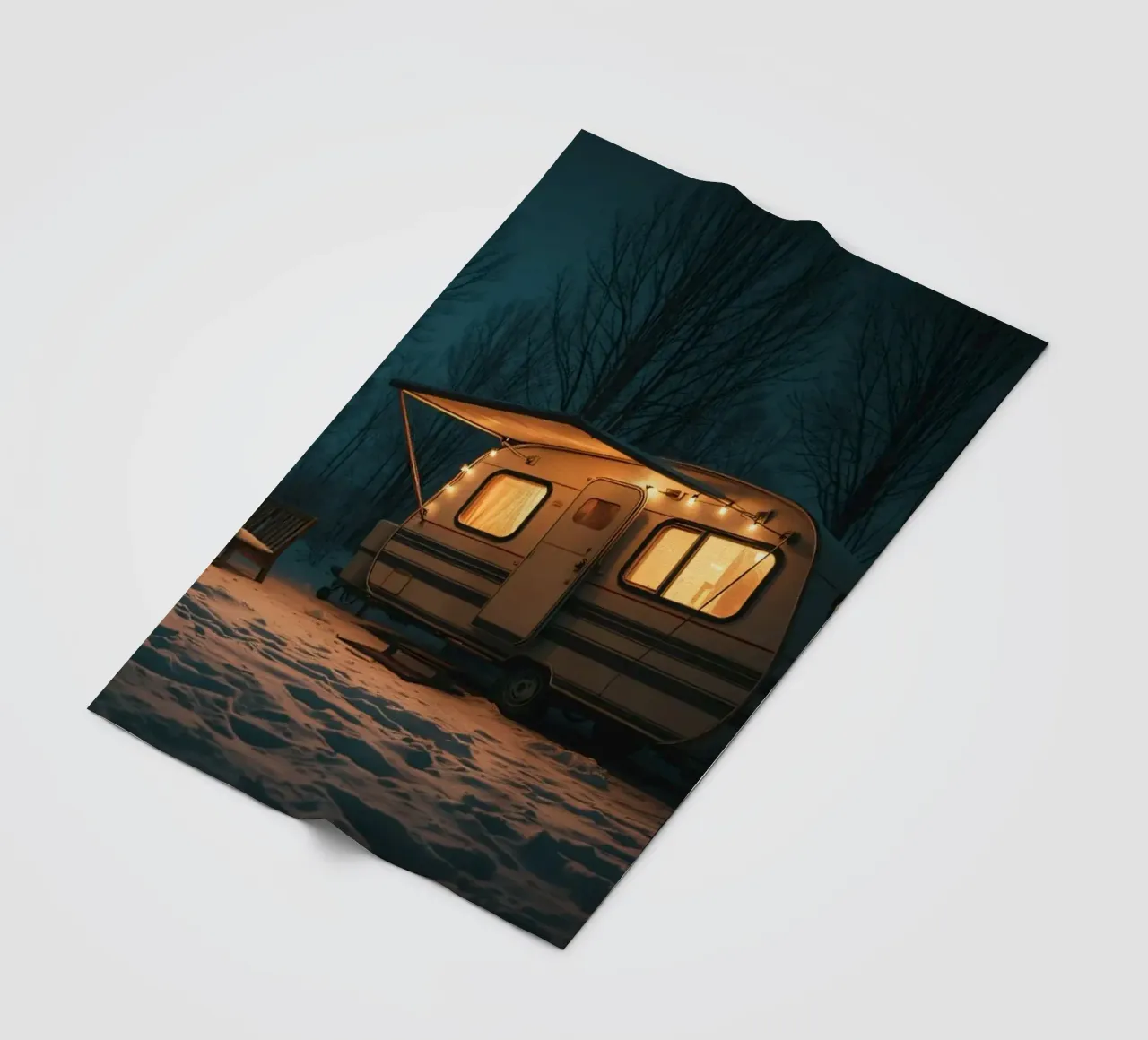 Accogliente notte d'inverno in un camper nei boschi innevati, con un caldo coperta in pile da DesignDoodle