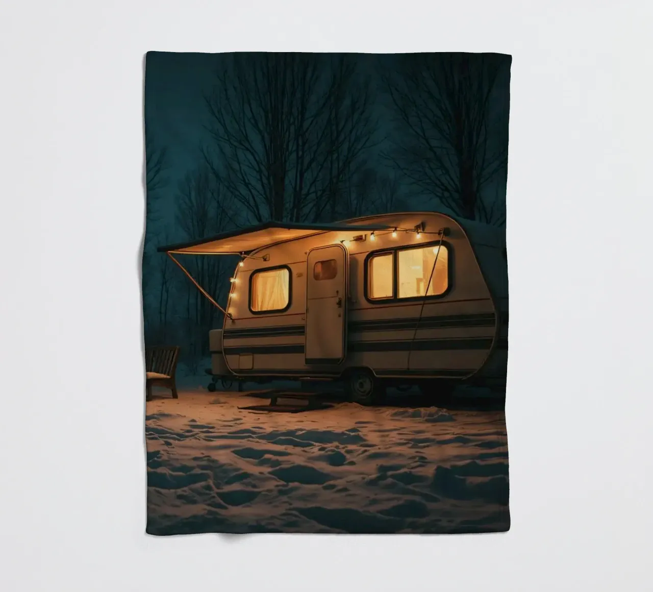 Gemütliche Winternacht in einem Wohnmobil im verschneiten Wald mit warmen Fleecedecke von DesignDoodle
