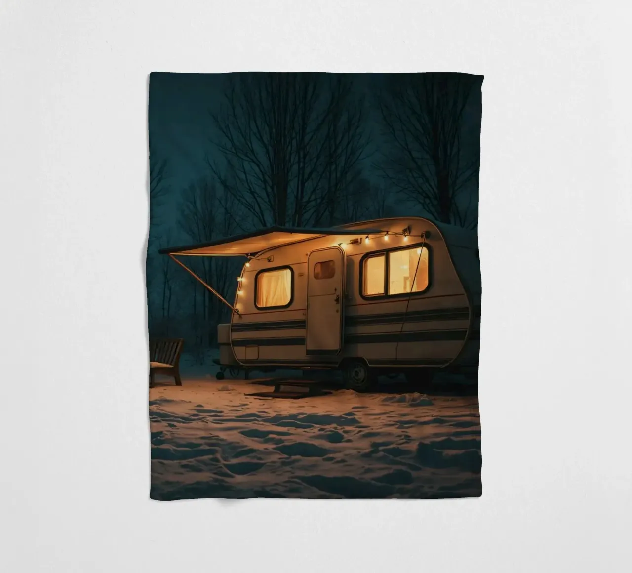 Accogliente notte d'inverno in un camper nei boschi innevati, con un caldo coperta in pile da DesignDoodle