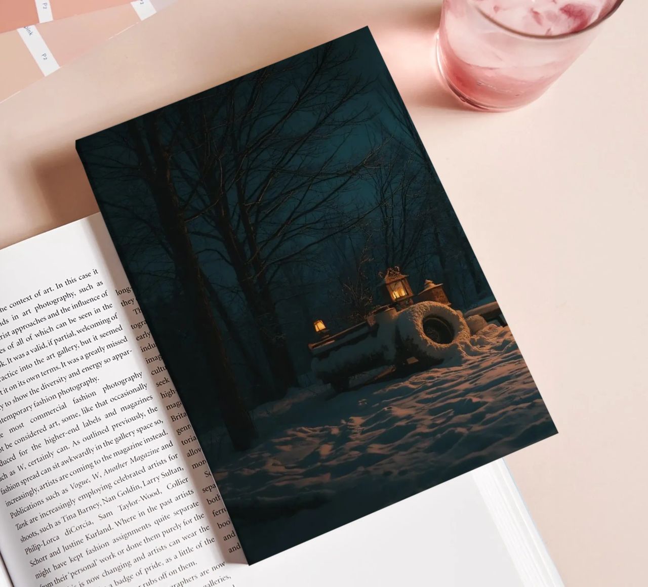 Accogliente notte d'inverno in un camper nei boschi innevati, con un caldo diario da DesignDoodle