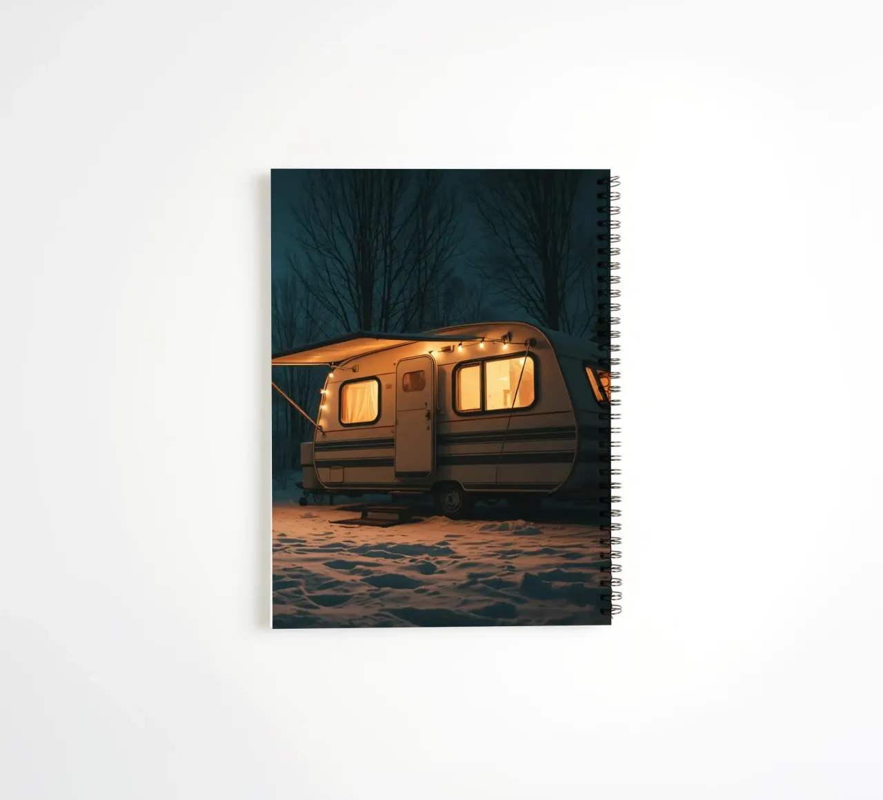 Accogliente notte d'inverno in un camper nei boschi innevati, con un caldo diario ad anelli da DesignDoodle
