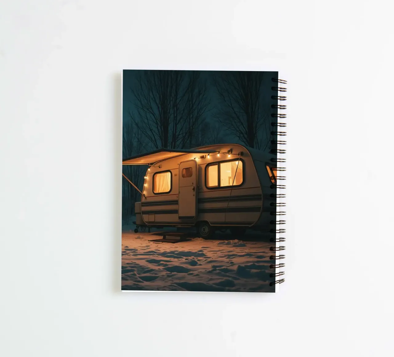 Accogliente notte d'inverno in un camper nei boschi innevati, con un caldo diario ad anelli da DesignDoodle