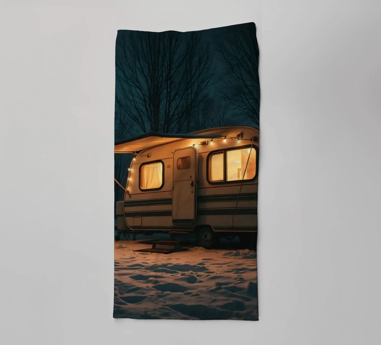 Accogliente notte d'inverno in un camper nei boschi innevati, con un caldo asciugamano da bagno da DesignDoodle