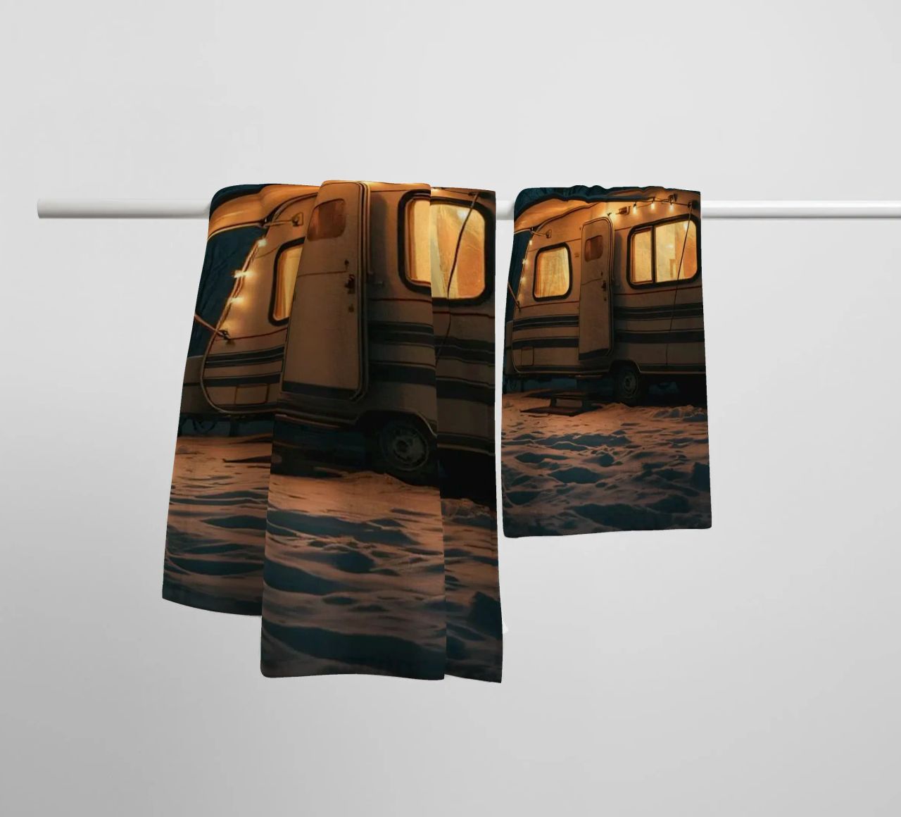 Accogliente notte d'inverno in un camper nei boschi innevati, con un caldo asciugamano da bagno da DesignDoodle
