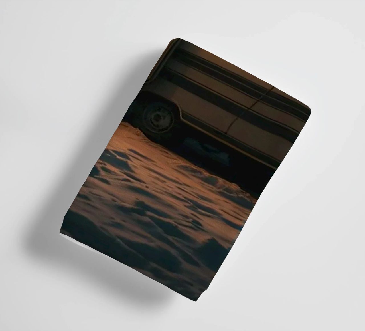 Accogliente notte d'inverno in un camper nei boschi innevati, con un caldo asciugamano da bagno da DesignDoodle
