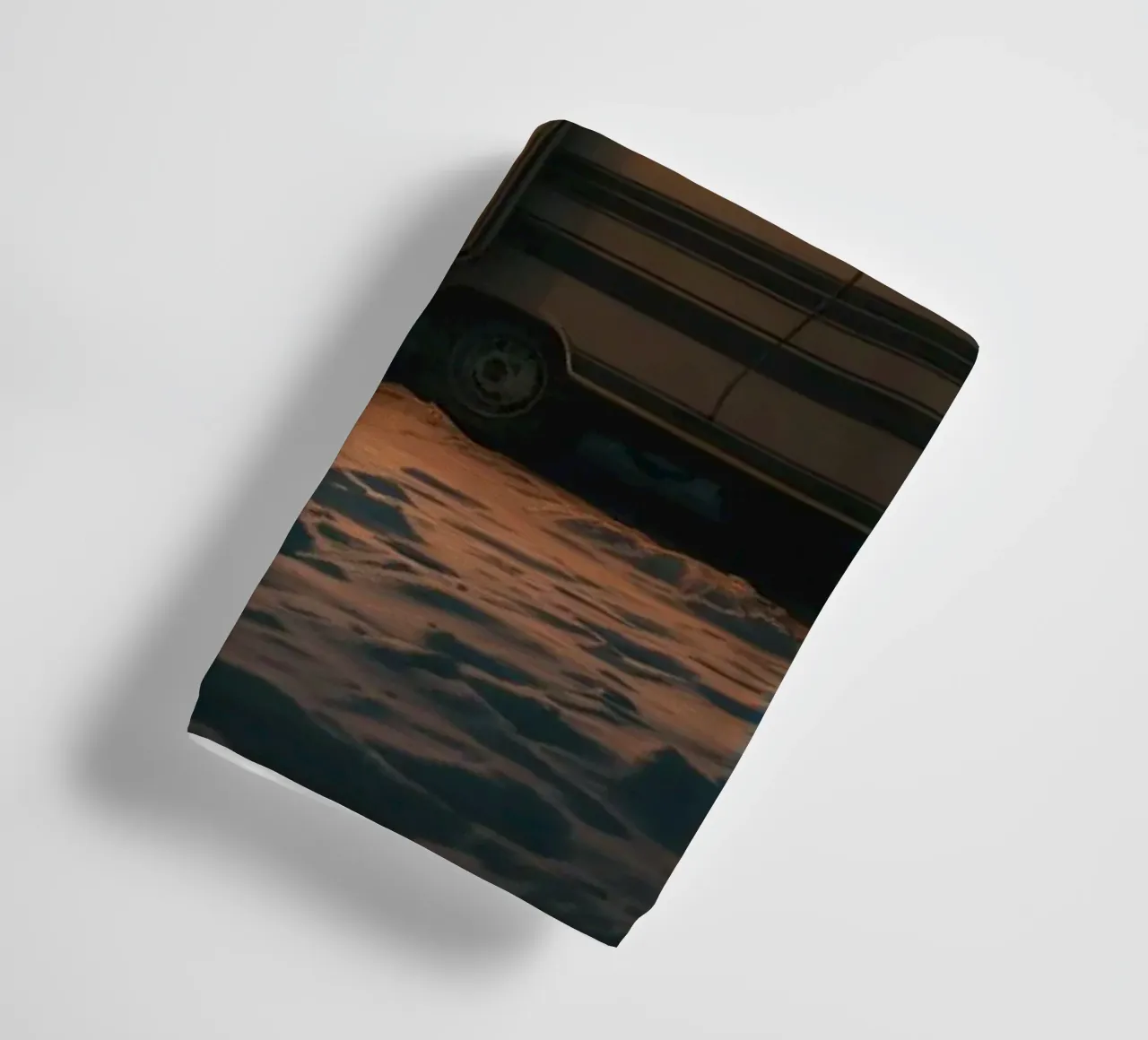 Accogliente notte d'inverno in un camper nei boschi innevati, con un caldo asciugamano da bagno da DesignDoodle