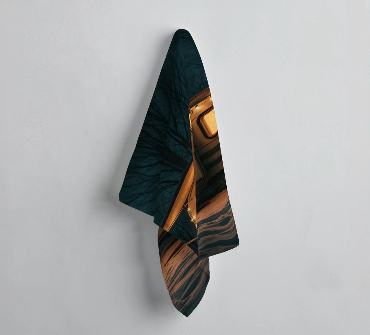 Accogliente notte d'inverno in un camper nei boschi innevati, con un caldo asciugamano da bagno da DesignDoodle