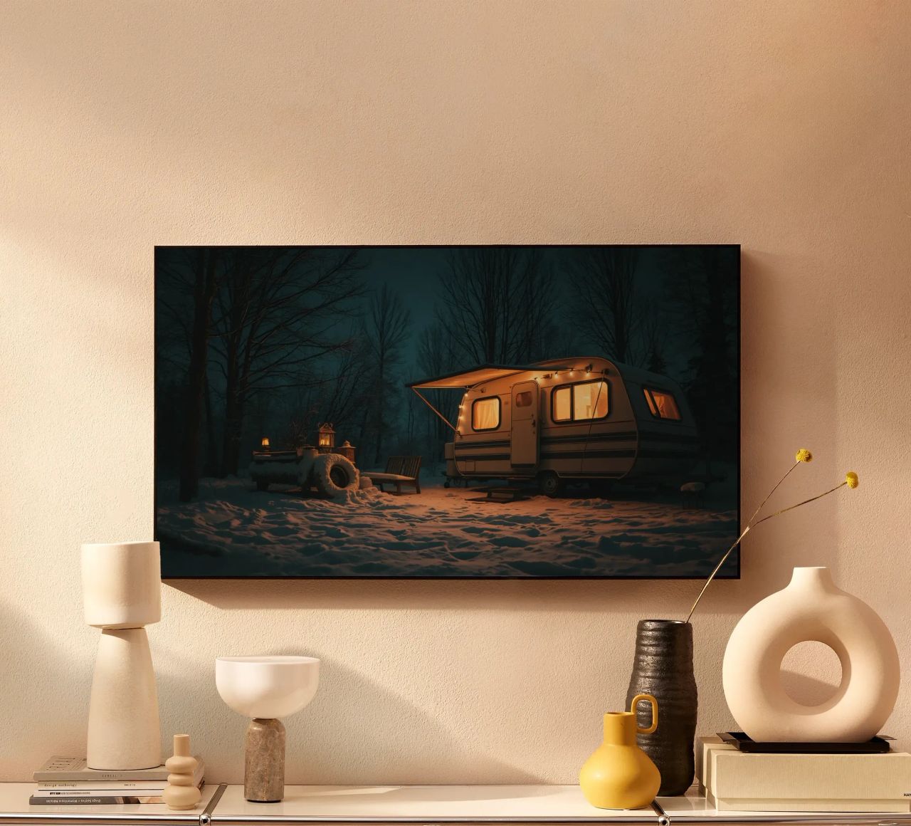 Accogliente notte d'inverno in un camper nei boschi innevati, con un caldo plexiglass da DesignDoodle