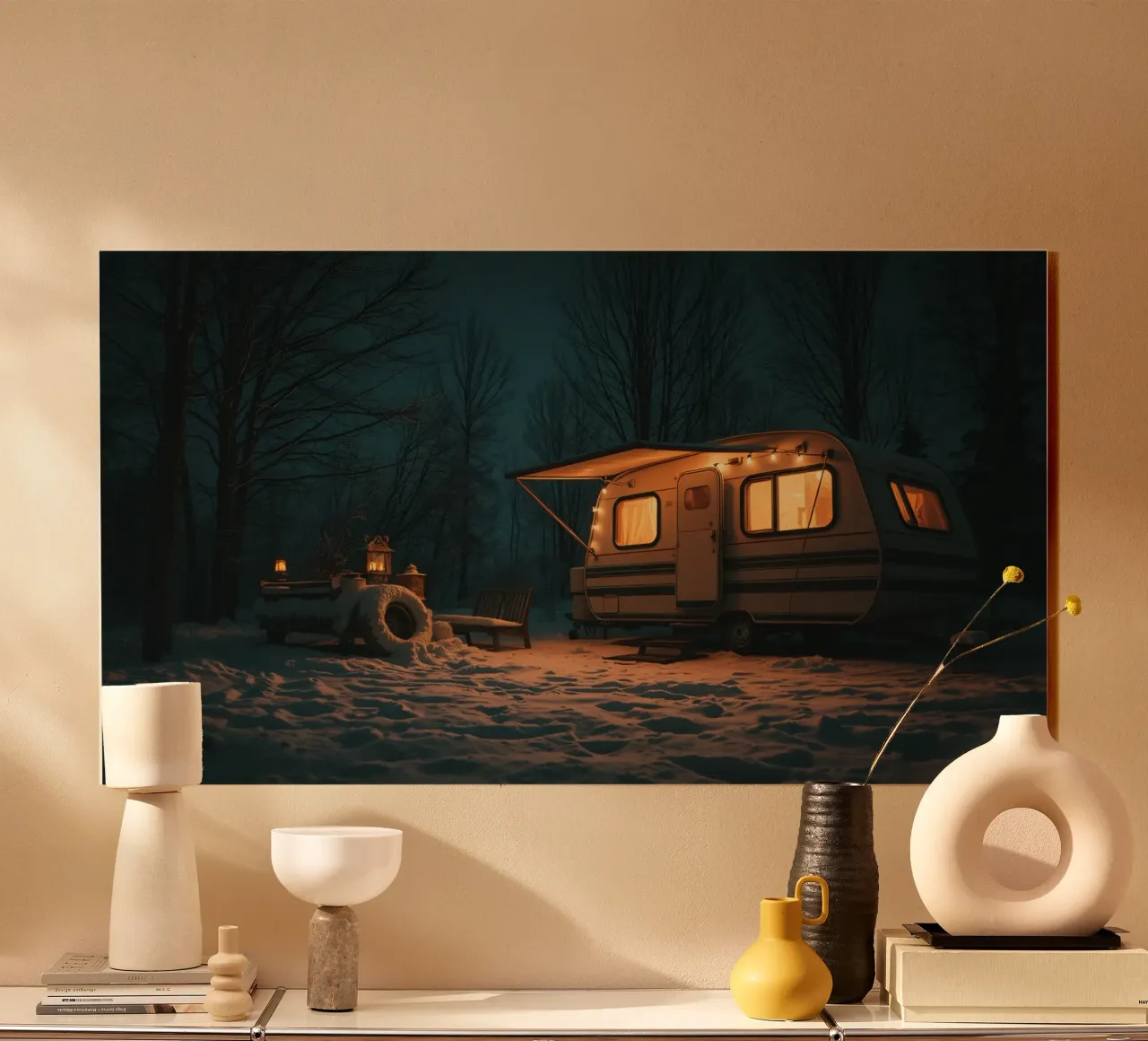 Accogliente notte d'inverno in un camper nei boschi innevati, con un caldo plexiglass da DesignDoodle