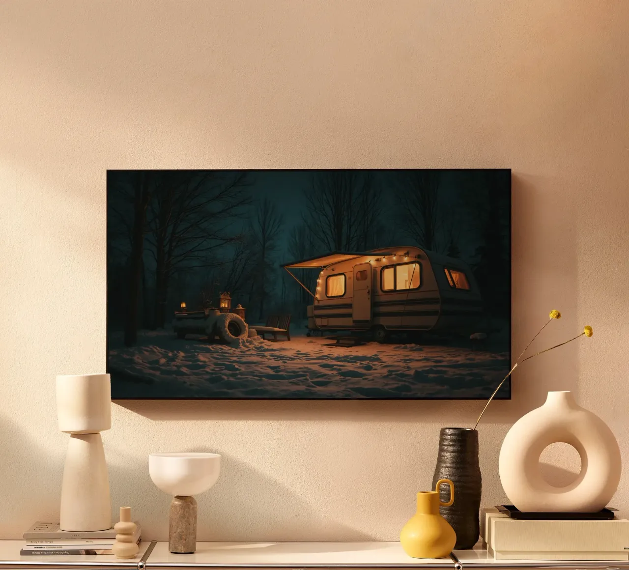 Accogliente notte d'inverno in un camper nei boschi innevati, con un caldo alluminio dibond da DesignDoodle