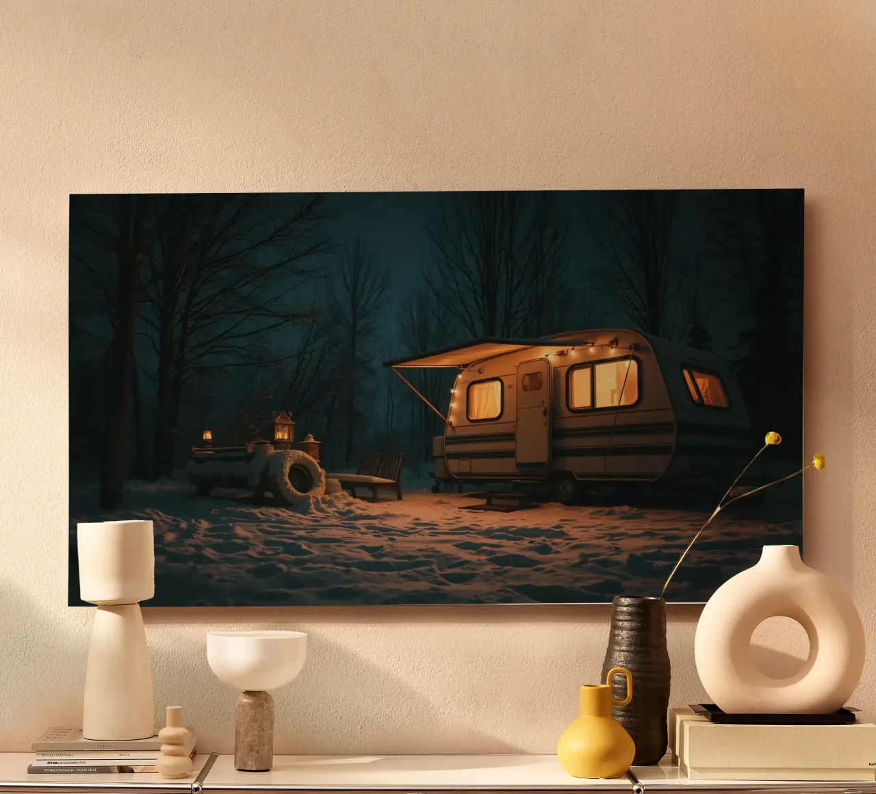 Accogliente notte d'inverno in un camper nei boschi innevati, con un caldo alluminio dibond da DesignDoodle