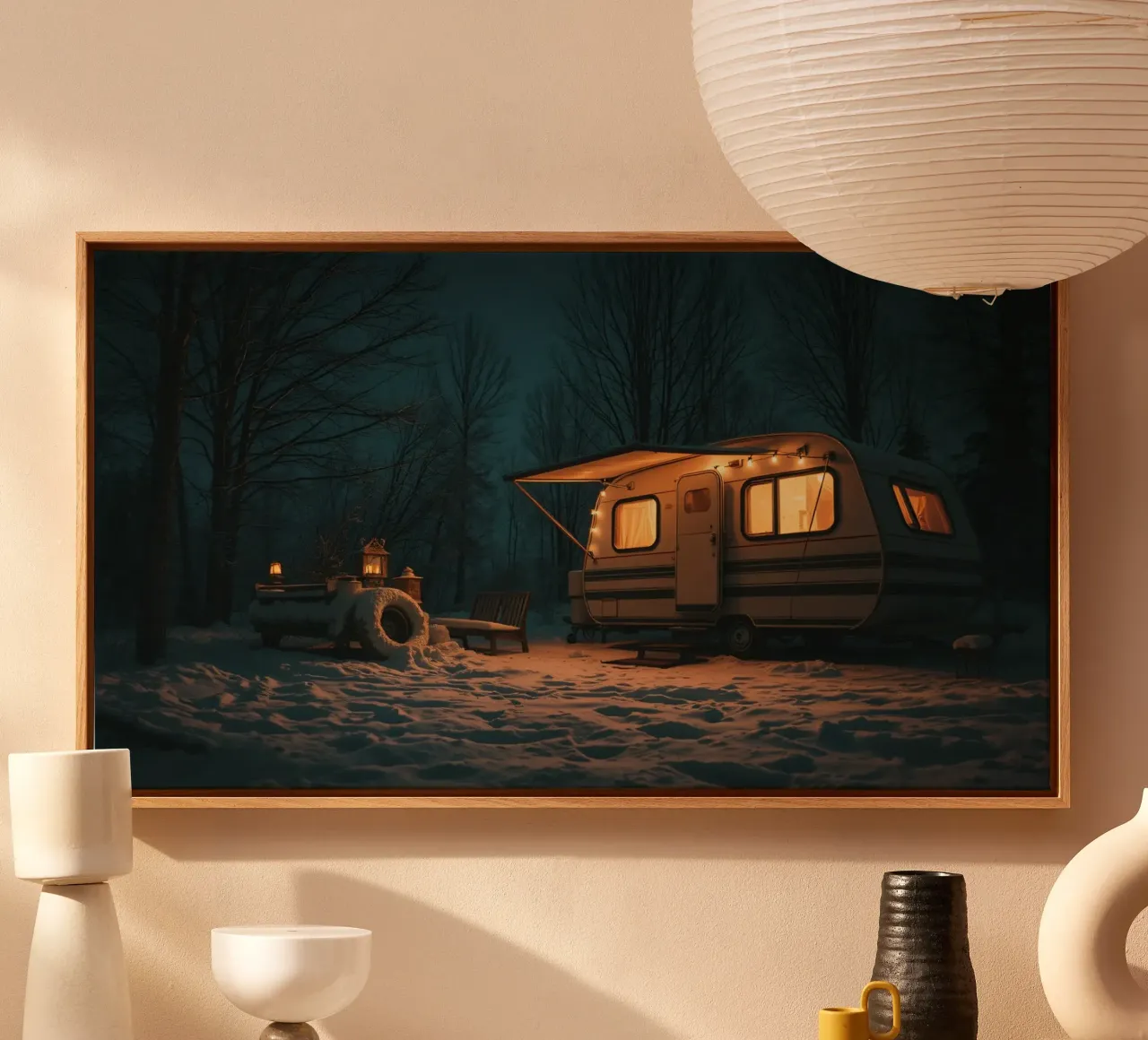 Gemütliche Winternacht in einem Wohnmobil im verschneiten Wald mit warmen Leinwand von DesignDoodle