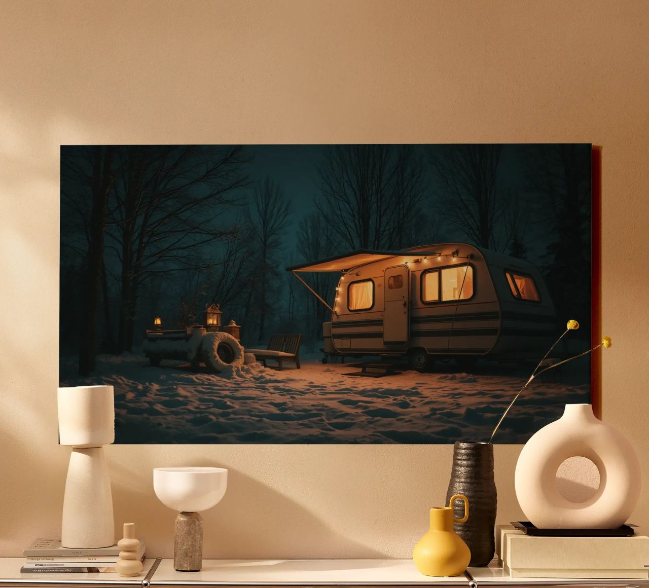 Accogliente notte d'inverno in un camper nei boschi innevati, con un caldo tela da DesignDoodle