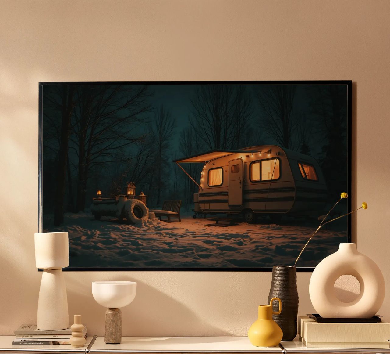 Accogliente notte d'inverno in un camper nei boschi innevati, con un caldo poster da DesignDoodle