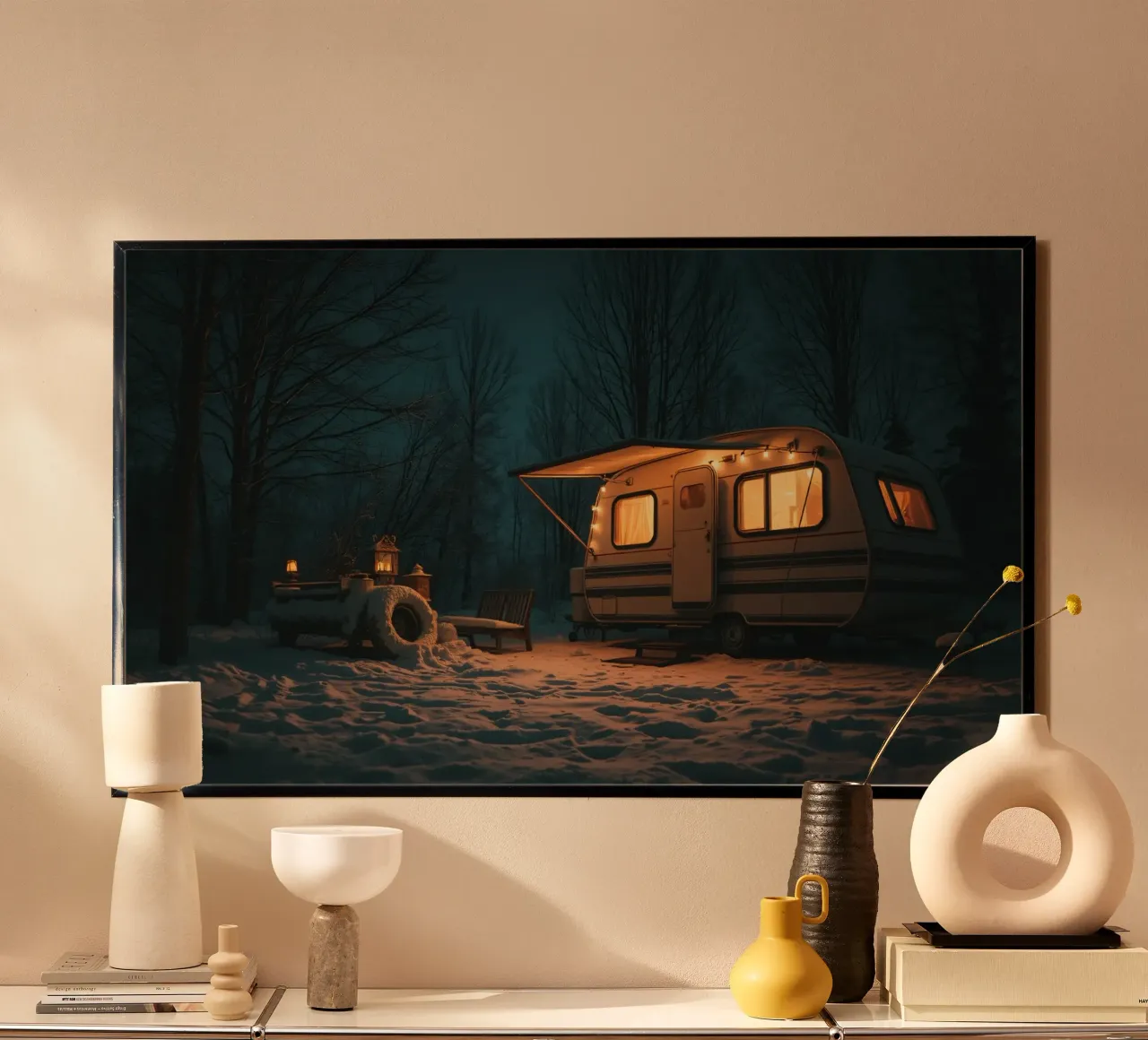Accogliente notte d'inverno in un camper nei boschi innevati, con un caldo carta hahnemühle da DesignDoodle