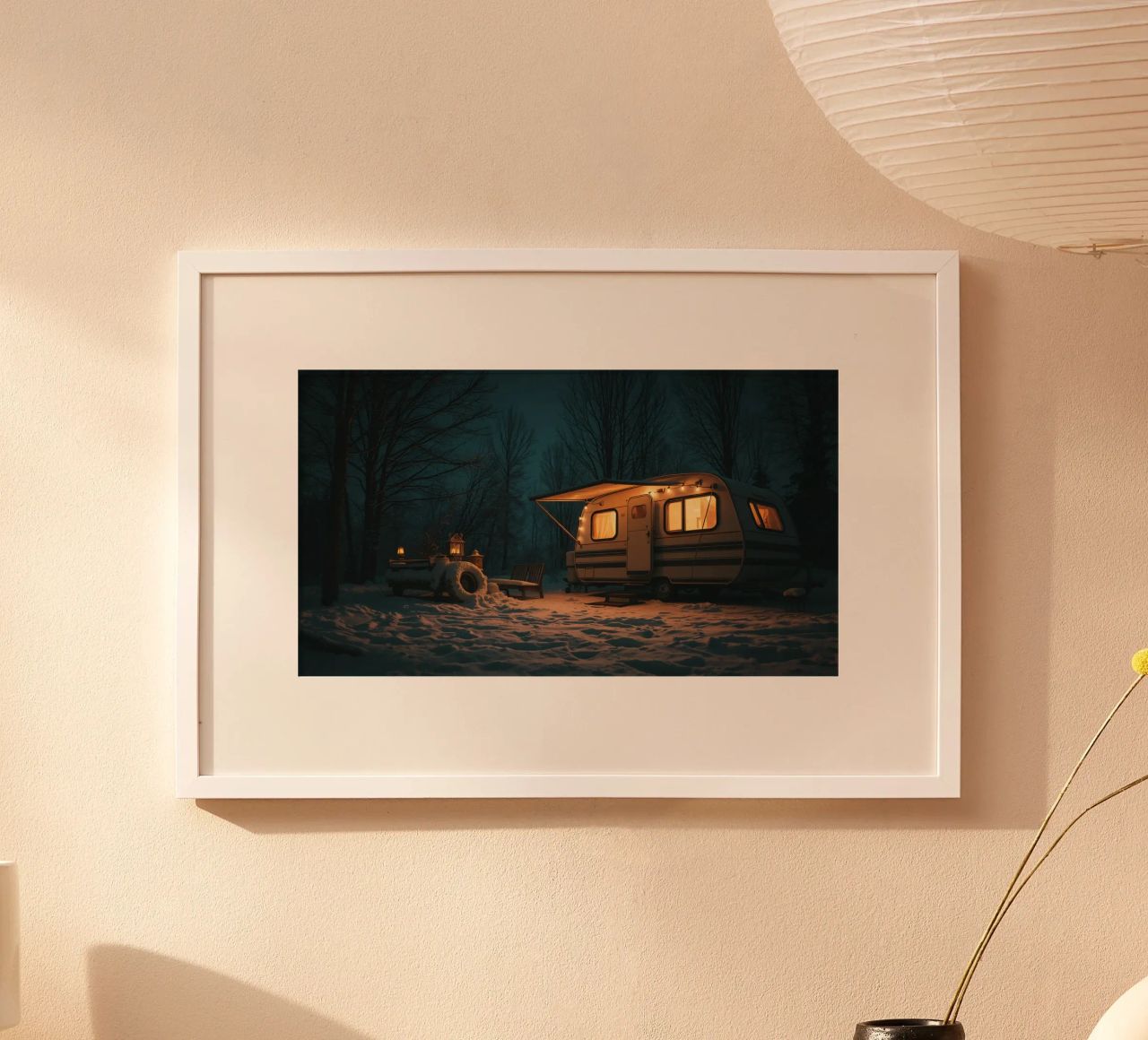 Accogliente notte d'inverno in un camper nei boschi innevati, con un caldo poster da DesignDoodle