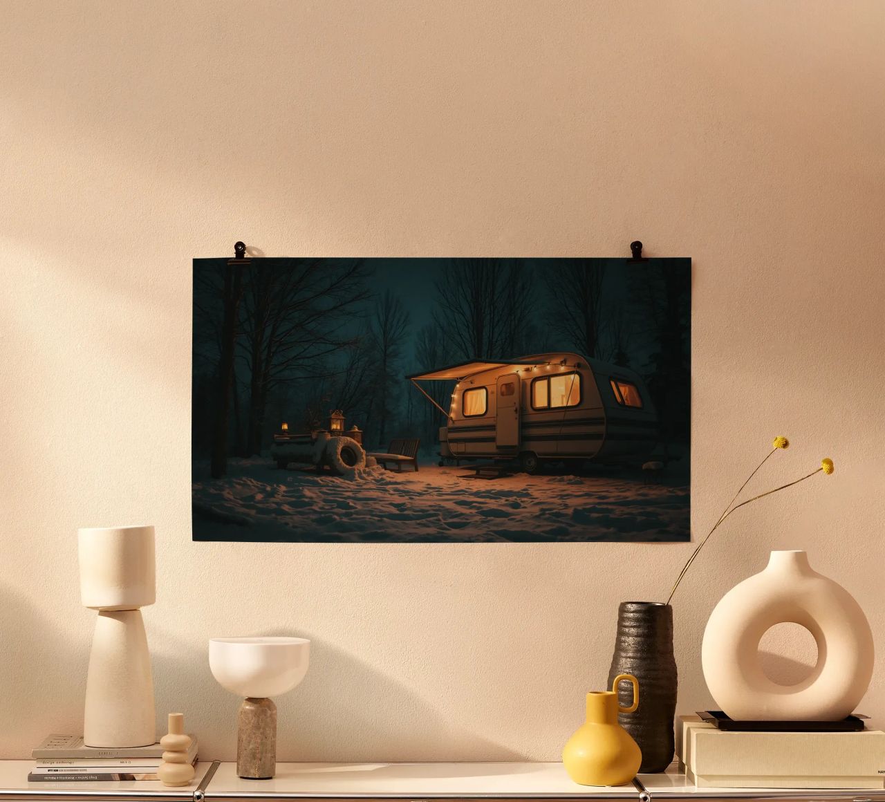Accogliente notte d'inverno in un camper nei boschi innevati, con un caldo poster da DesignDoodle