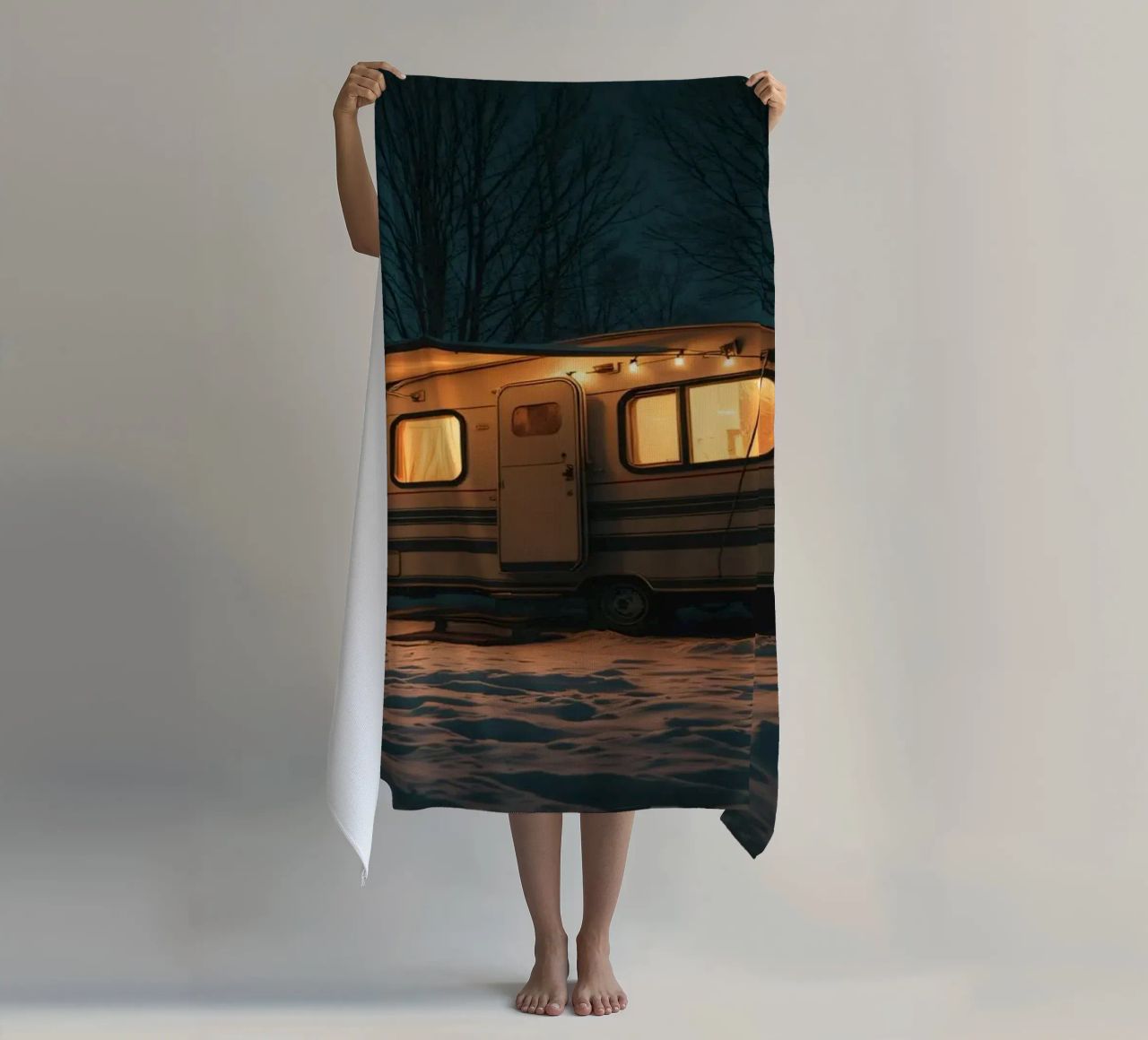 Accogliente notte d'inverno in un camper nei boschi innevati, con un caldo telo mare da DesignDoodle