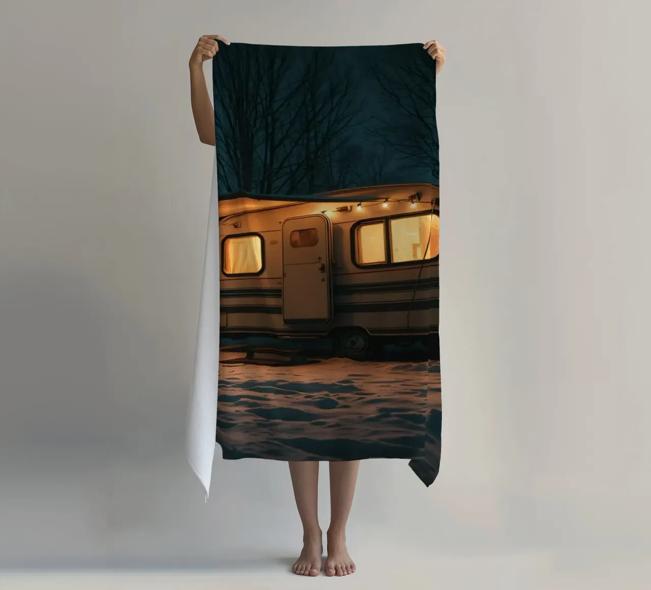 Nuit d'hiver douillette dans un camping-car dans les bois enneigés avec de la chaleur serviette de plage de DesignDoodle