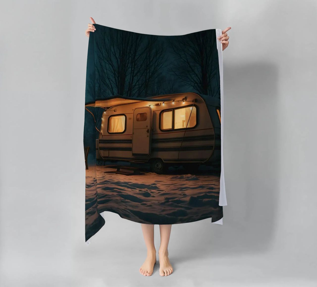 Accogliente notte d'inverno in un camper nei boschi innevati, con un caldo telo mare da DesignDoodle