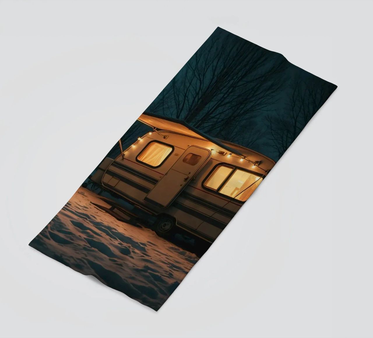 Accogliente notte d'inverno in un camper nei boschi innevati, con un caldo telo mare da DesignDoodle