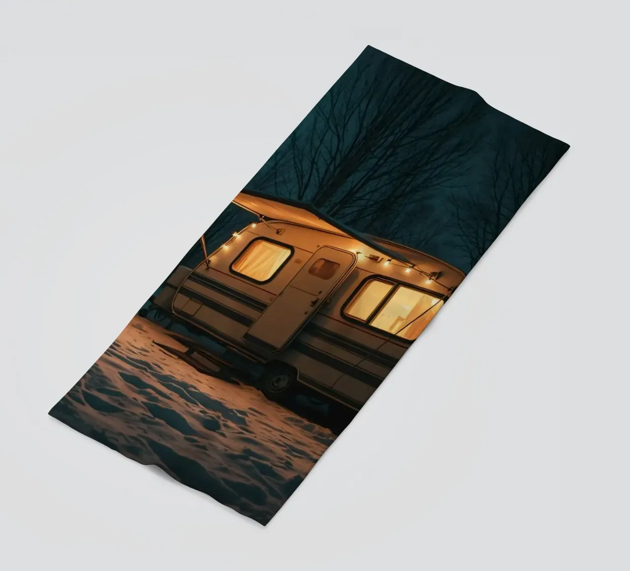 Nuit d'hiver douillette dans un camping-car dans les bois enneigés avec de la chaleur serviette de plage de DesignDoodle