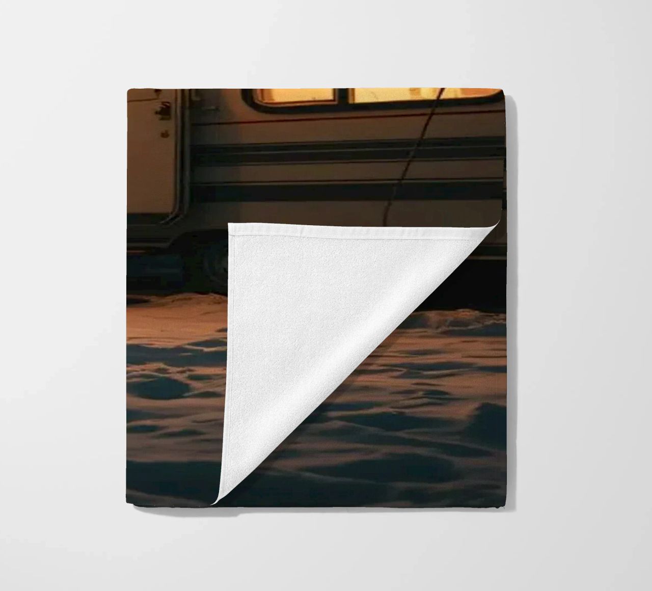 Accogliente notte d'inverno in un camper nei boschi innevati, con un caldo telo mare da DesignDoodle