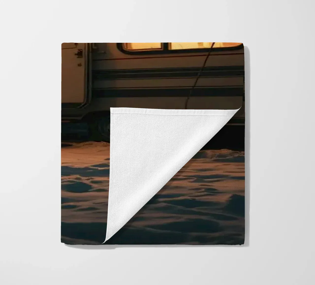 Nuit d'hiver douillette dans un camping-car dans les bois enneigés avec de la chaleur serviette de plage de DesignDoodle