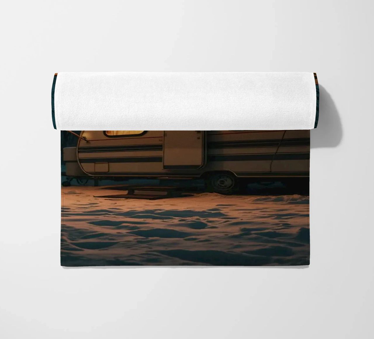 Accogliente notte d'inverno in un camper nei boschi innevati, con un caldo telo mare da DesignDoodle