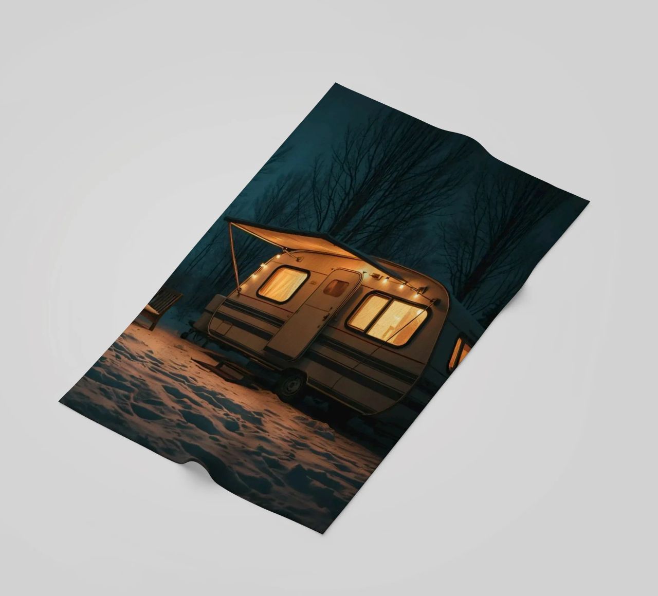 Accogliente notte d'inverno in un camper nei boschi innevati, con un caldo telo mare da DesignDoodle