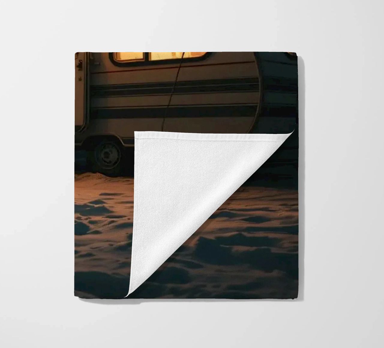 Accogliente notte d'inverno in un camper nei boschi innevati, con un caldo telo mare da DesignDoodle