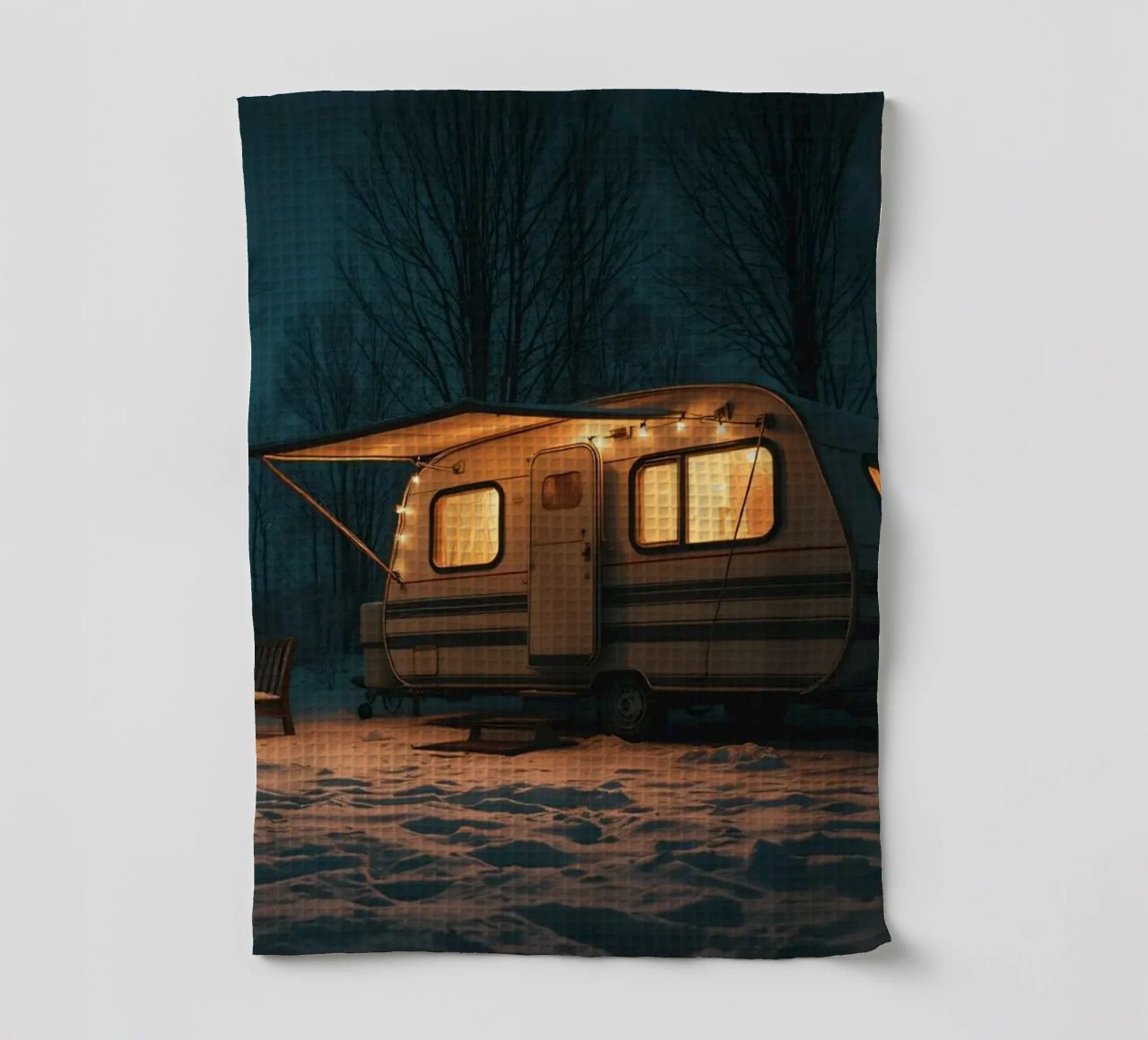 Accogliente notte d'inverno in un camper nei boschi innevati, con un caldo canovaccio da cucina da DesignDoodle