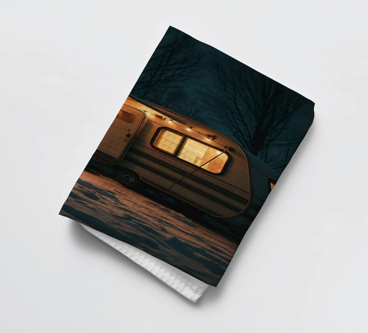 Accogliente notte d'inverno in un camper nei boschi innevati, con un caldo canovaccio da cucina da DesignDoodle