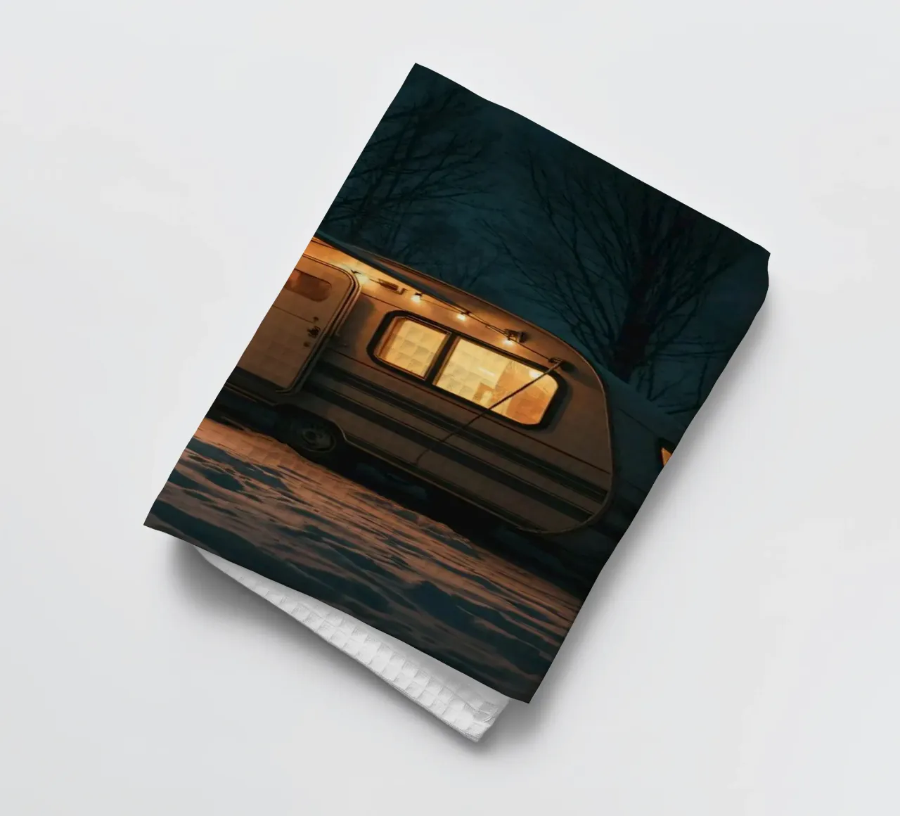 Accogliente notte d'inverno in un camper nei boschi innevati, con un caldo canovaccio da cucina da DesignDoodle