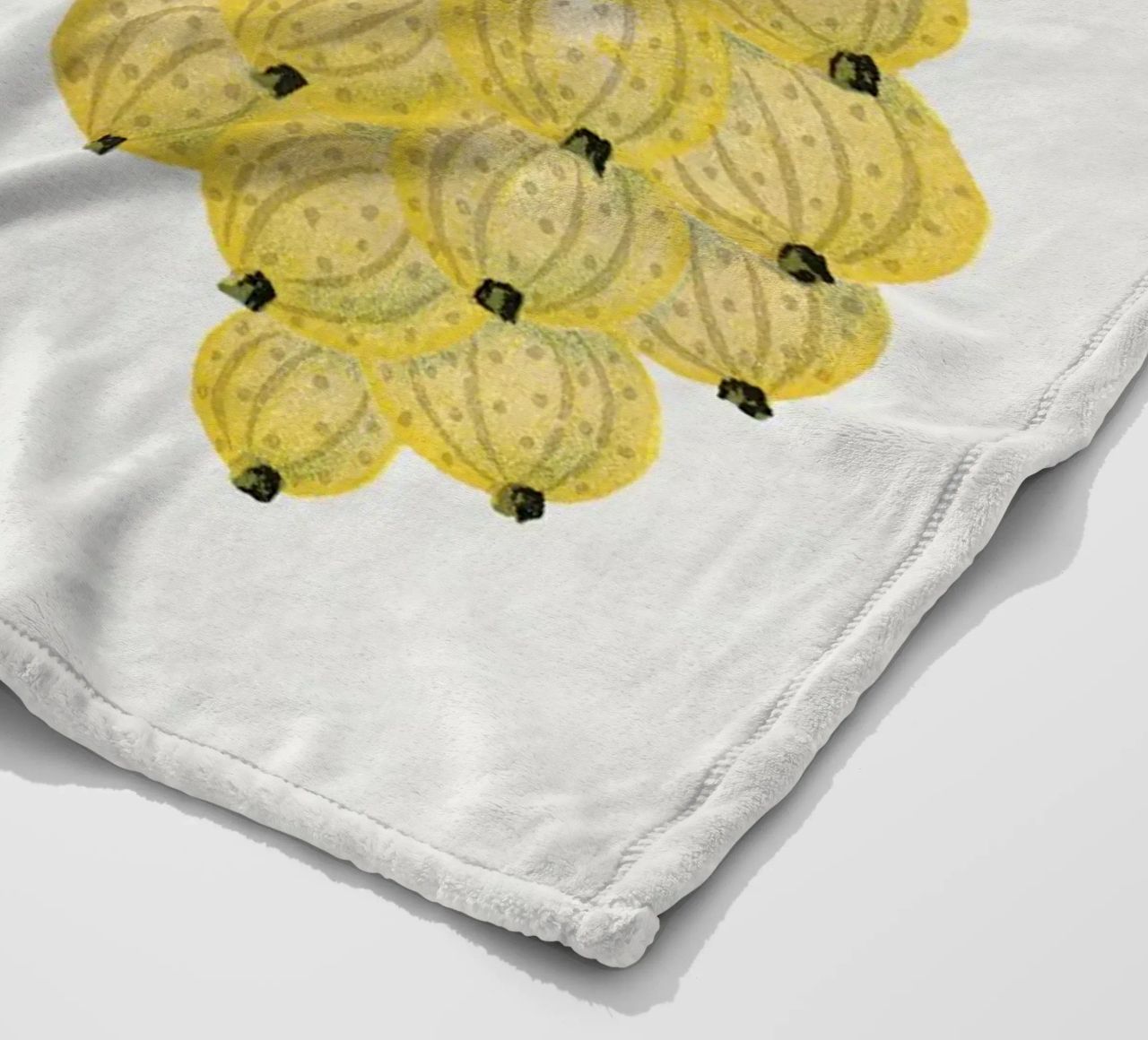 White grape coperta in pile da vintageshop
