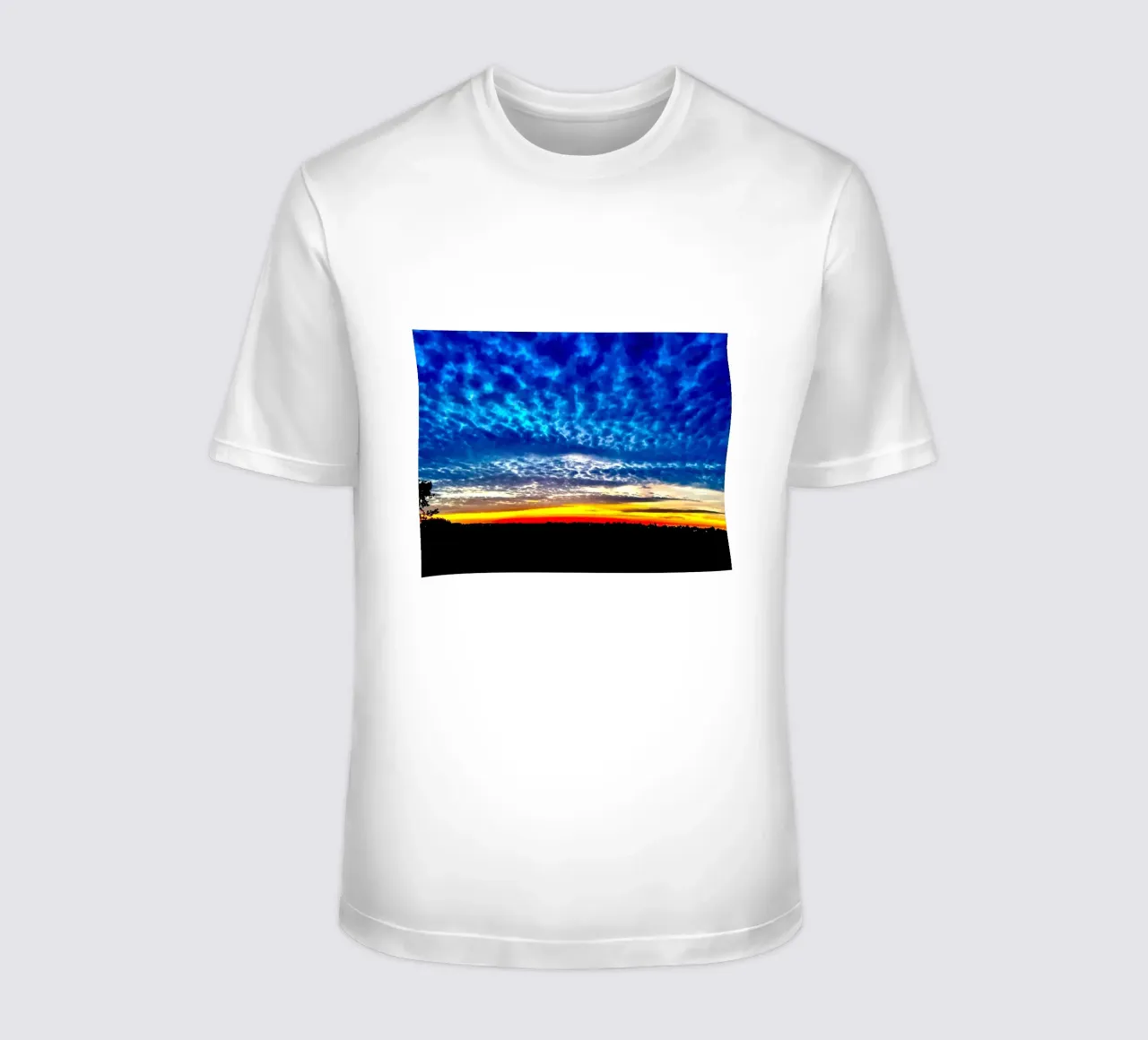 Tramonto con nuvole blu scuro t-shirt da RealLifeMoments