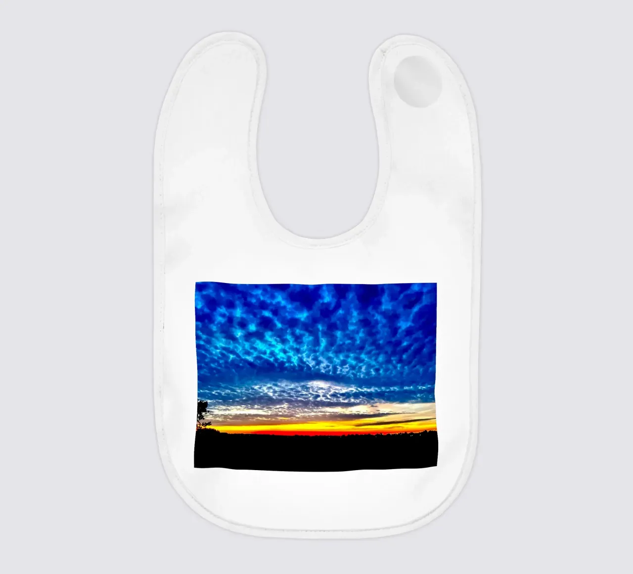 Tramonto con nuvole blu scuro bavaglino da RealLifeMoments