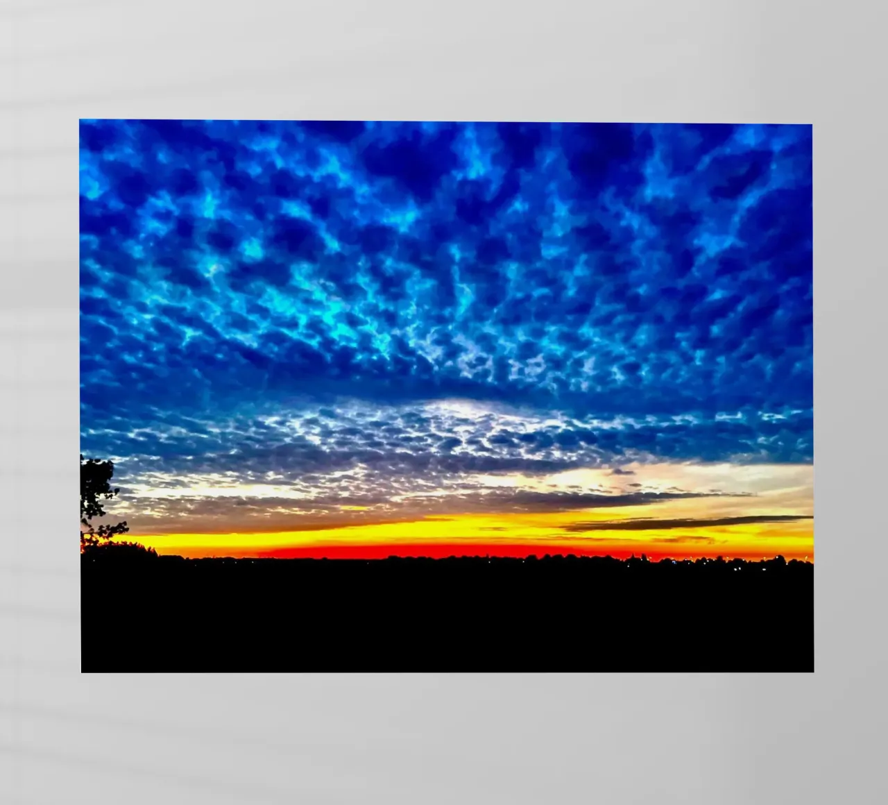 Tramonto con nuvole blu scuro pellicola backlit da RealLifeMoments