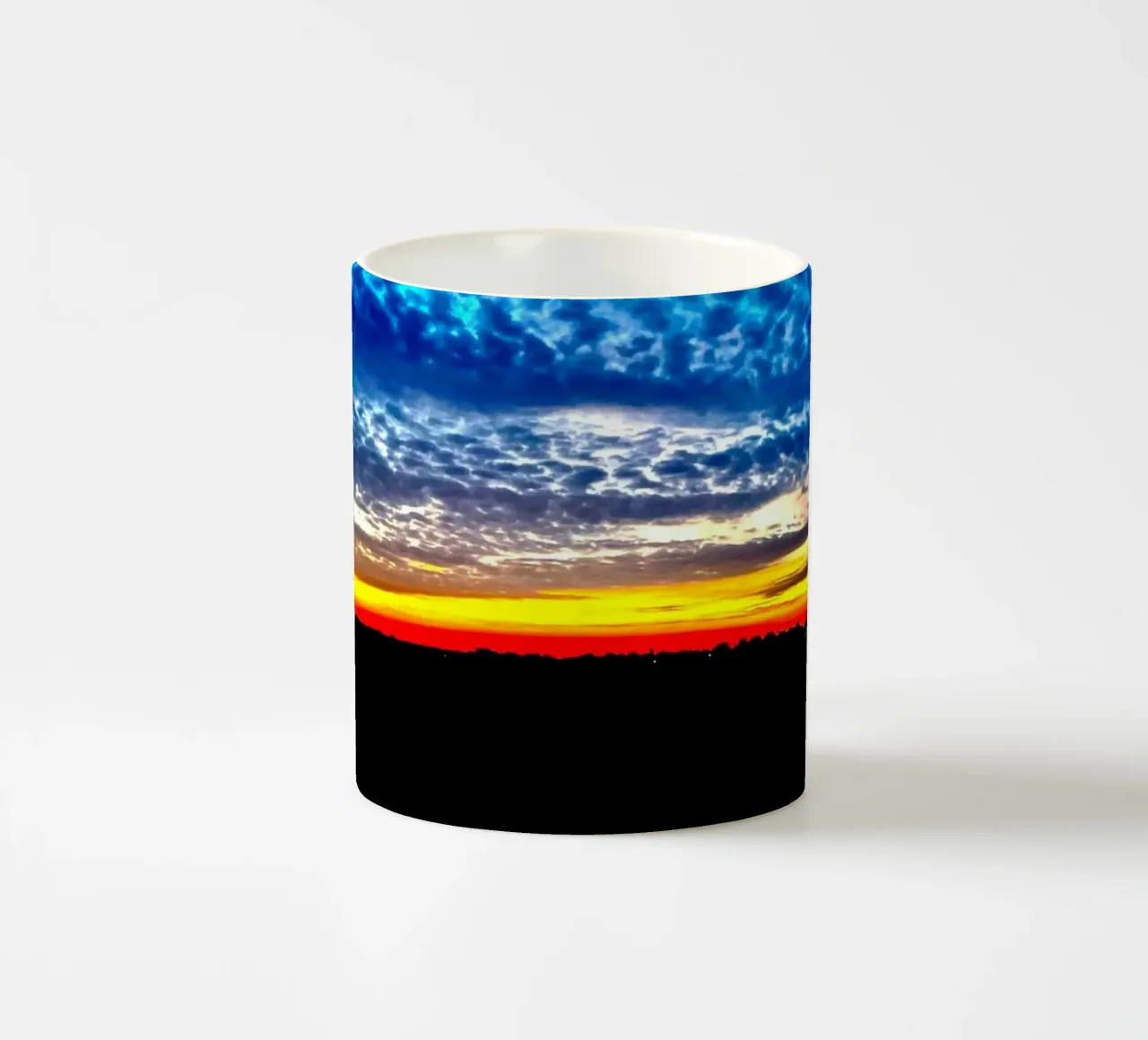Tramonto con nuvole blu scuro tazza in ceramica da RealLifeMoments
