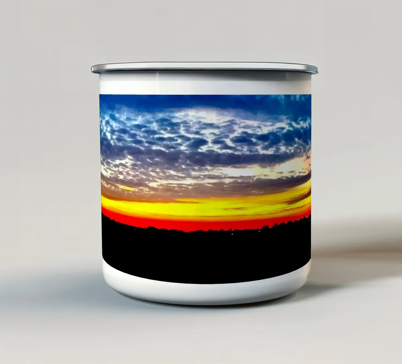 Tramonto con nuvole blu scuro tazza in smalto da RealLifeMoments