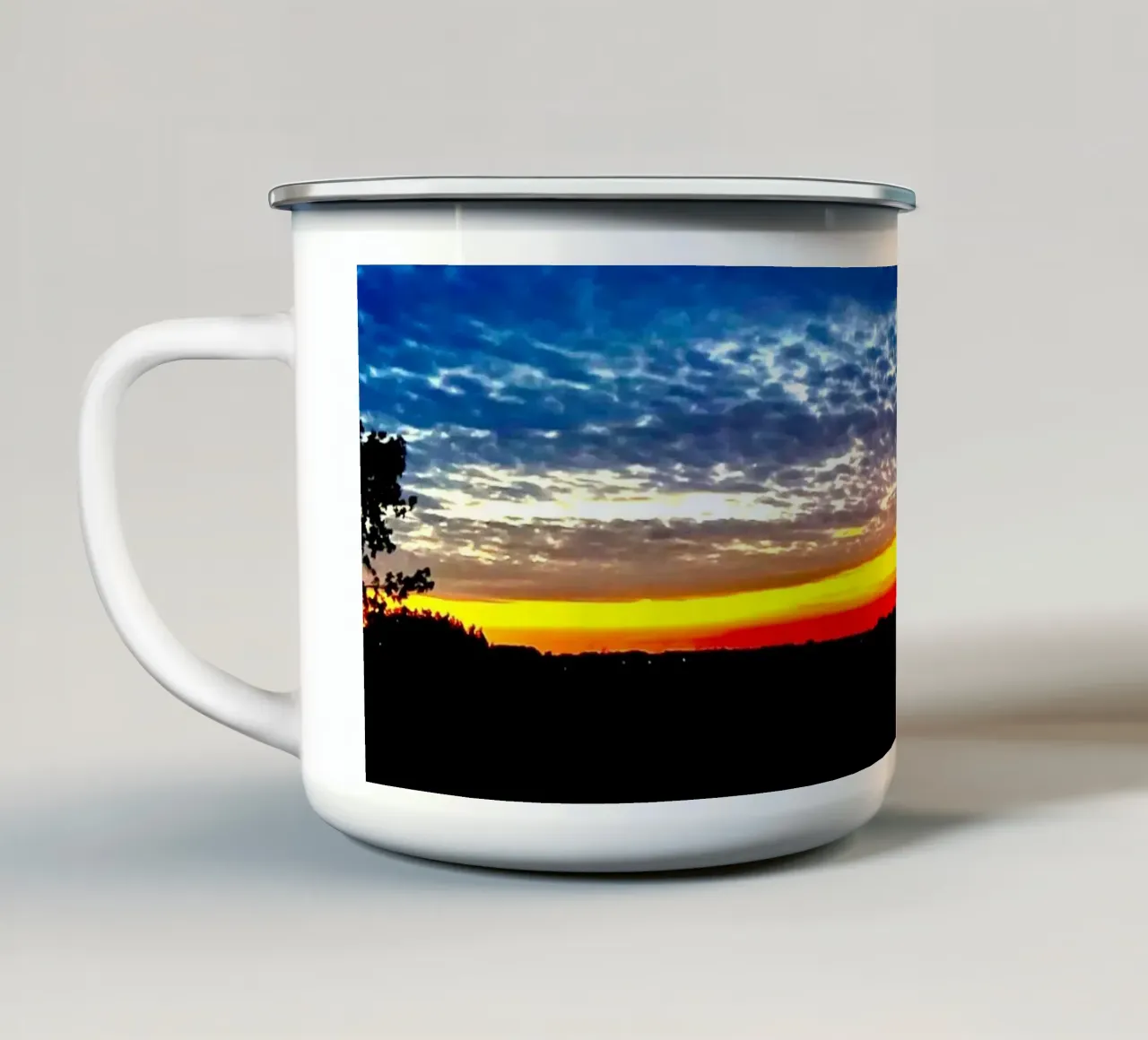 Tramonto con nuvole blu scuro tazza in smalto da RealLifeMoments