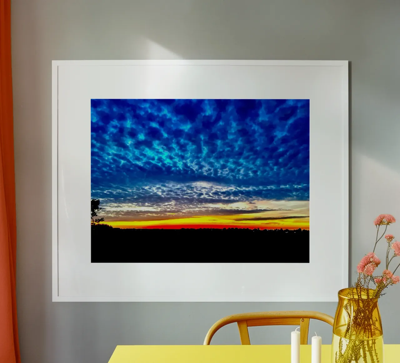 Tramonto con nuvole blu scuro poster con telaio in alluminio da RealLifeMoments