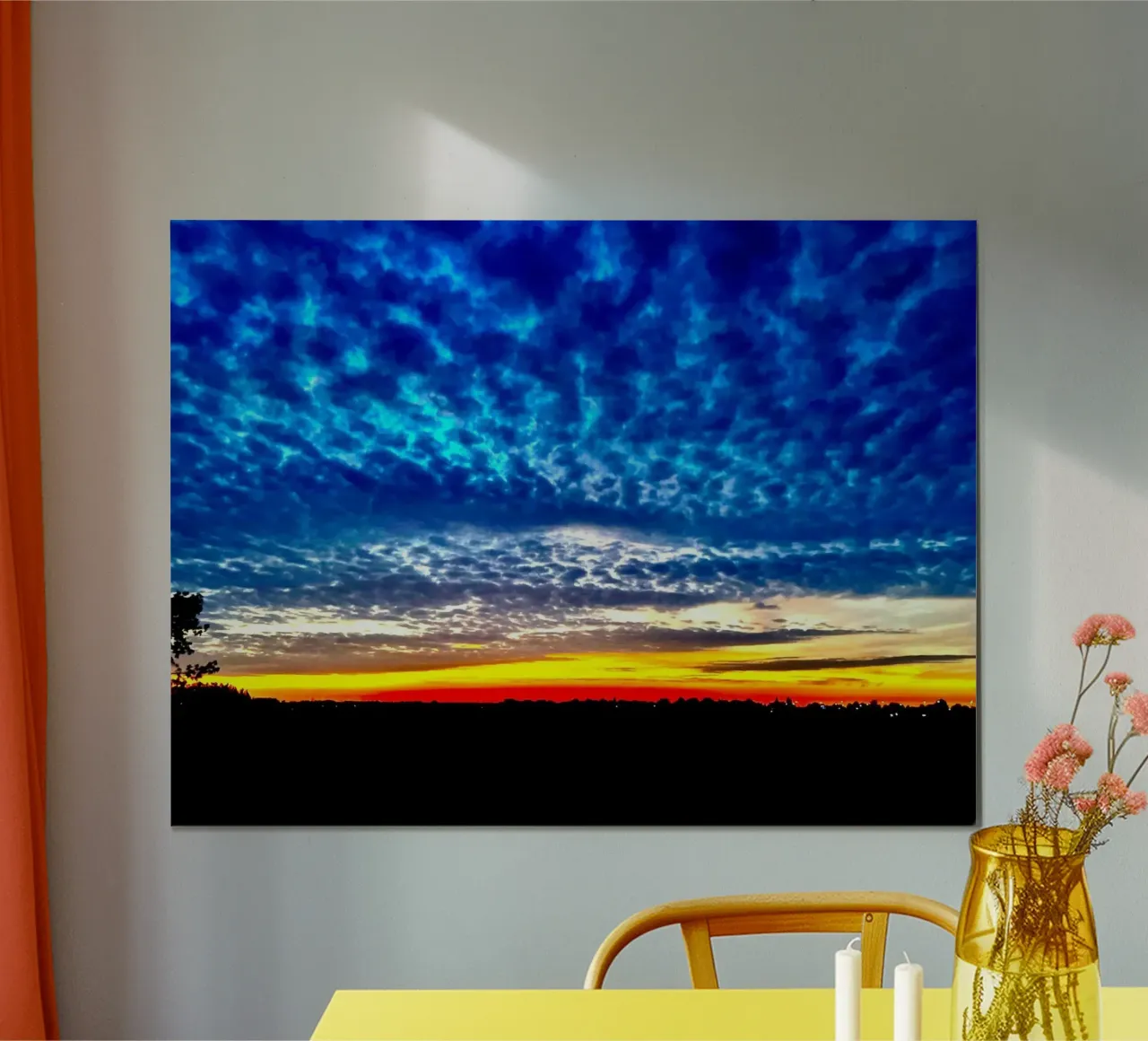 Tramonto con nuvole blu scuro poster con telaio in alluminio da RealLifeMoments