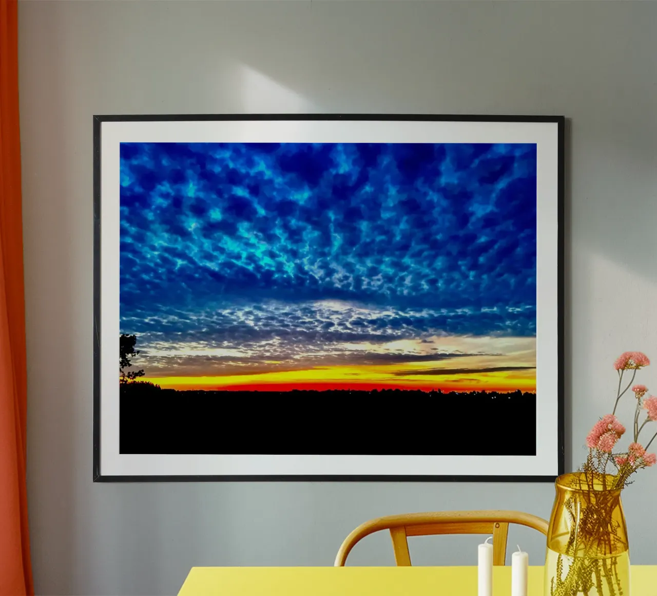 Tramonto con nuvole blu scuro poster con telaio in alluminio da RealLifeMoments